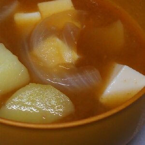 水切り豆腐とジャガイモと玉葱の味噌汁
